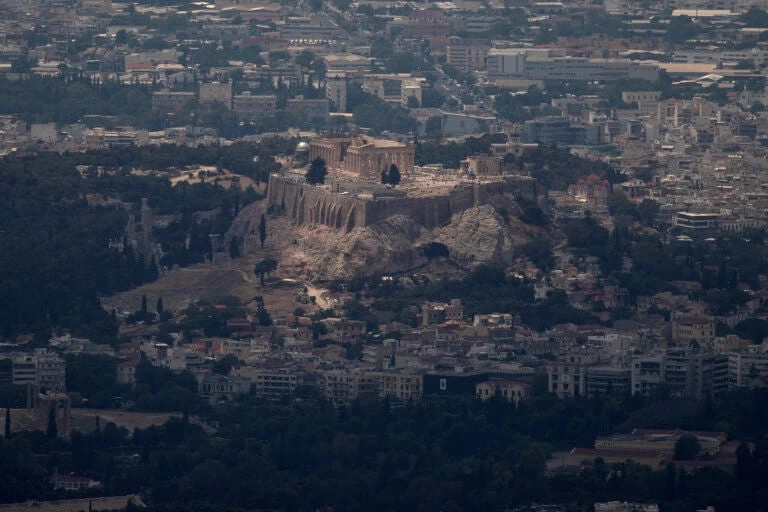 Reuters: Η κλιματική αλλαγή «σκοτώνει» την Ακρόπολη και τα άλλα αρχαία μνημεία!